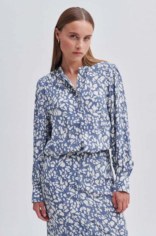 Jo Shirt from SECOND FEMALE at Edito boutique Jo Shirt from SECOND FEMALE at Edito boutique