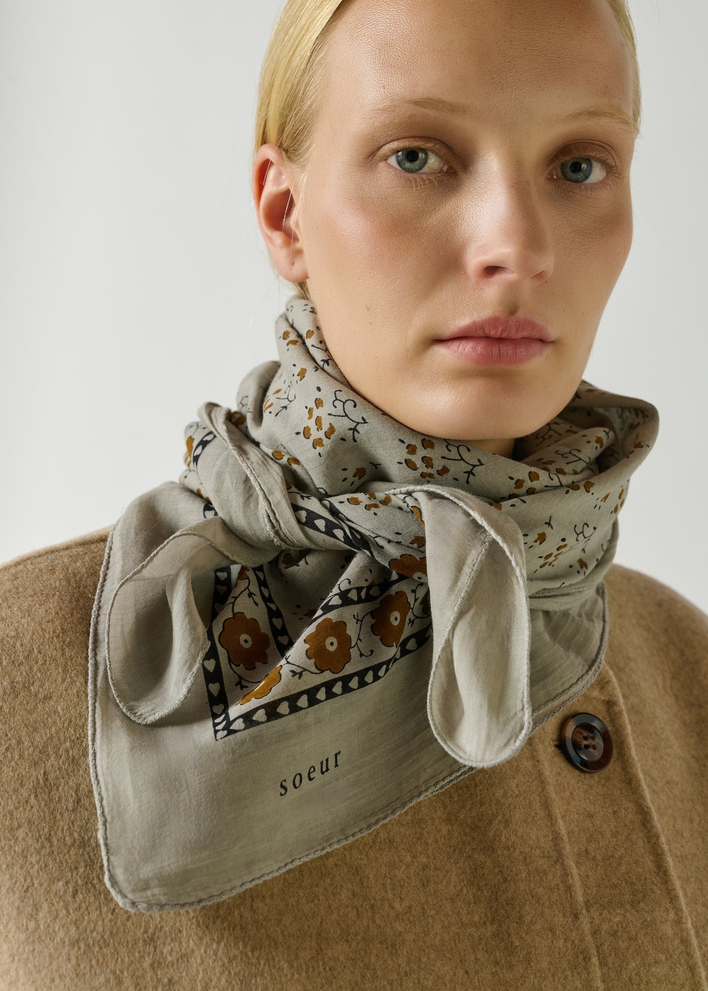 Classic Scarf in Grey from Soeur