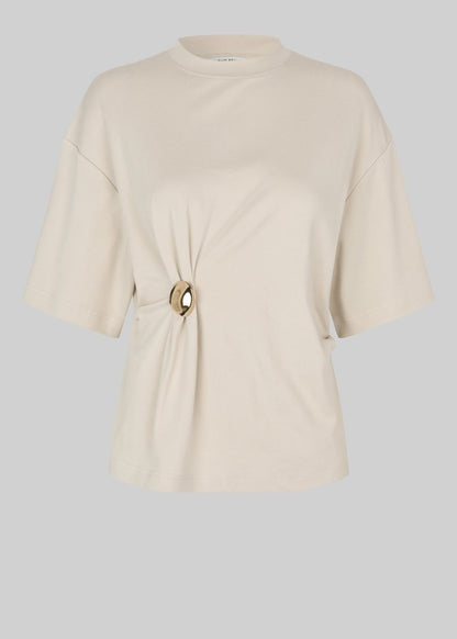 Enora Brooch Tee in Beige from SECOND FEMALE at Edito Boutique