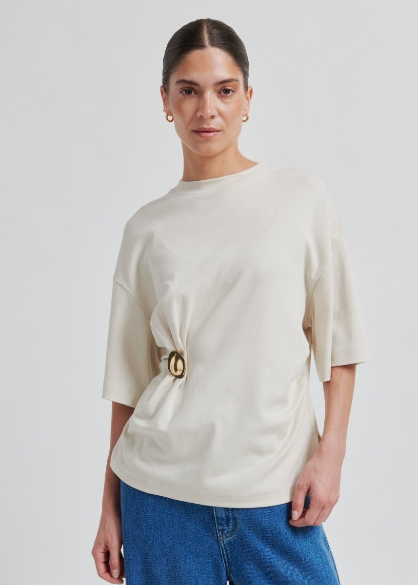 Enora Brooch Tee in Beige from SECOND FEMALE at Edito Boutique