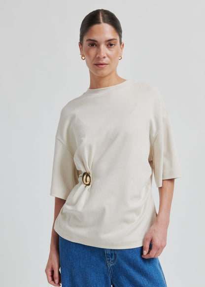 Enora Brooch Tee in Beige from SECOND FEMALE at Edito Boutique
