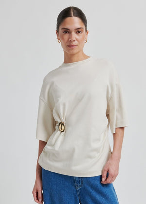 Enora Brooch Tee in Beige from SECOND FEMALE at Edito Boutique