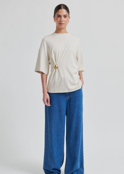 Enora Brooch Tee in Beige from SECOND FEMALE at Edito Boutique
