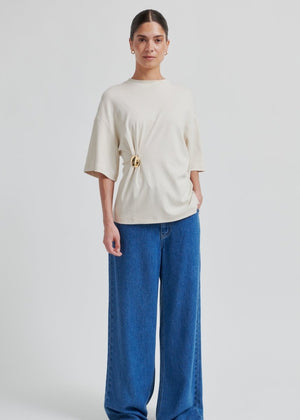 Enora Brooch Tee in Beige from SECOND FEMALE at Edito Boutique