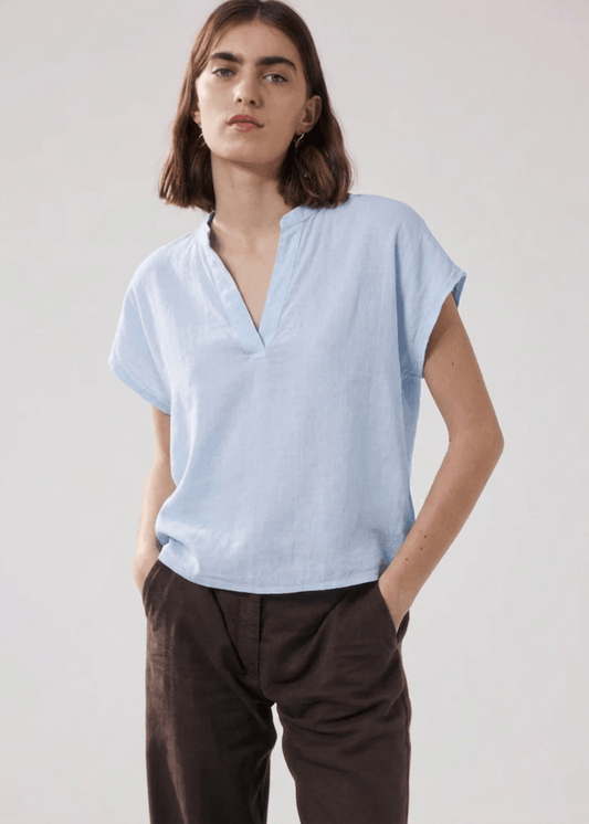 Tuggen T-Shirt in Sky from HARTFORD at Edito boutique